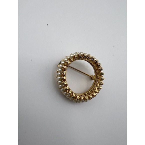Vintage Women's Jewelry‎ Gold-Tone White Pearl Round Ring Scarf Brooch Pin - Picture 3 of 12